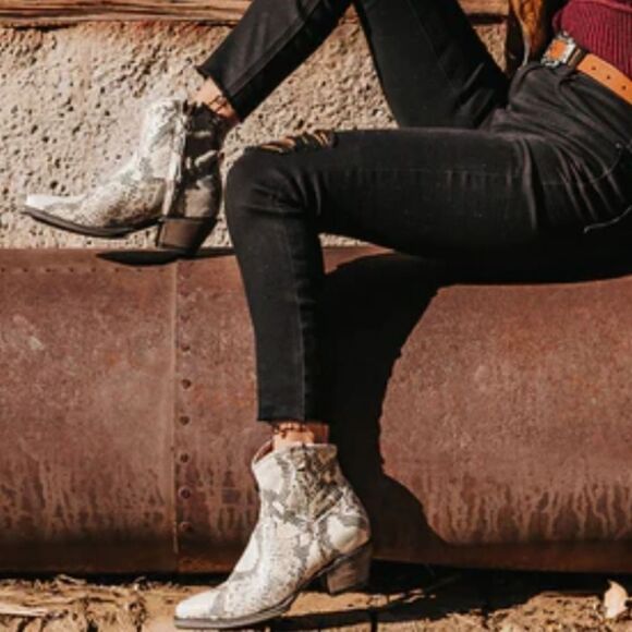 BRAND NEW TRUE CRAFT TC-WINNIE  SNAKE SKIN ROUND TOE ZIP CLOSURE ANKLE BOOT - Picture 1 of 14